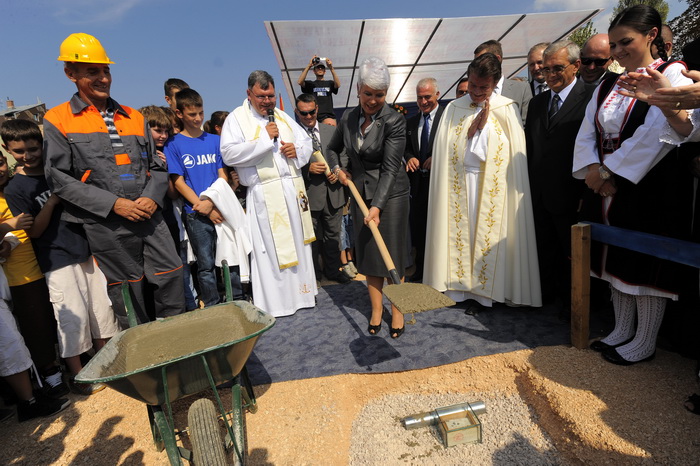 Knin, 250911.
Postavljanje kamena temeljca za gradnju Pastoralnog centra Gospe velikog Hrvatskog krsnog zavjeta na prostoru bivse vojarne Senjak u Kninu
Na slici: premijerka Jadranka Kosor
Foto: Niksa Stipanicev / CROPIX Knin, 250911.
Postavljanje kamena temeljca za gradnju Pastoralnog centra Gospe velikog Hrvatskog krsnog zavjeta na prostoru bivse vojarne Senjak u Kninu
Na slici: premijerka Jadranka Kosor
Foto: Niksa Stipanicev / CROPIX