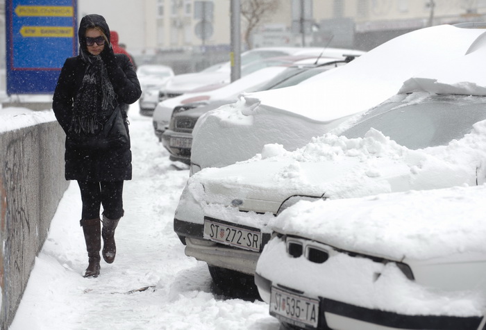 Split, 030212.
Nakon nekoliko godina, danima najavljivan snijeg pao je i na Splitskom podrucju. Iako je bio najavljen, Splicani nisu bili spremni na bijeli pokrivac, te im je on uz snaznu buru otezavao svakodnevni zivot. Teperatura je bila oko -3. Gradski Split, 030212.
Nakon nekoliko godina, danima najavljivan snijeg pao je i na Splitskom podrucju. Iako je bio najavljen, Splicani nisu bili spremni na bijeli pokrivac, te im je on uz snaznu buru otezavao svakodnevni zivot. Teperatura je bila oko -3. Gradski