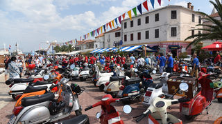 Spektakularni defile vespaša, foto: Vinko Pešić Spektakularni defile vespaša, foto: Vinko Pešić