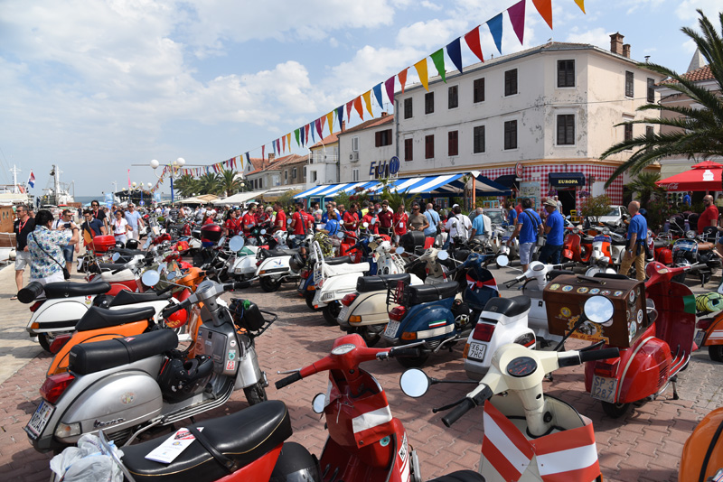 Spektakularni defile vespaša, foto: Vinko Pešić Spektakularni defile vespaša, foto: Vinko Pešić