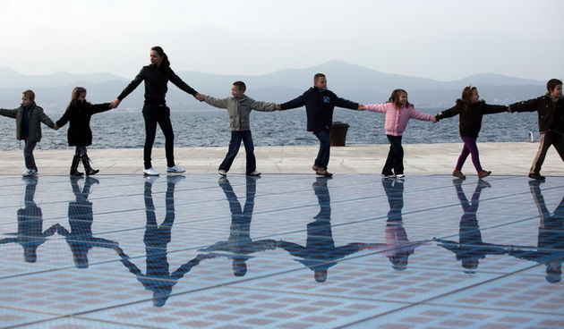 Zadar, 231109.
Djeca djecijih vrtica Sunce nastupala su i igrala se na instalaciji Podrav suncu povodom proslave Dana Grada Zadra.
Foto: Vladimir Ivanov / CROPIX