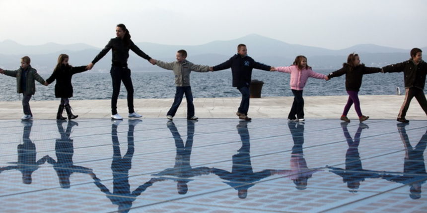 Zadar, 231109.
Djeca djecijih vrtica Sunce nastupala su i igrala se na instalaciji Podrav suncu povodom proslave Dana Grada Zadra.
Foto: Vladimir Ivanov / CROPIX