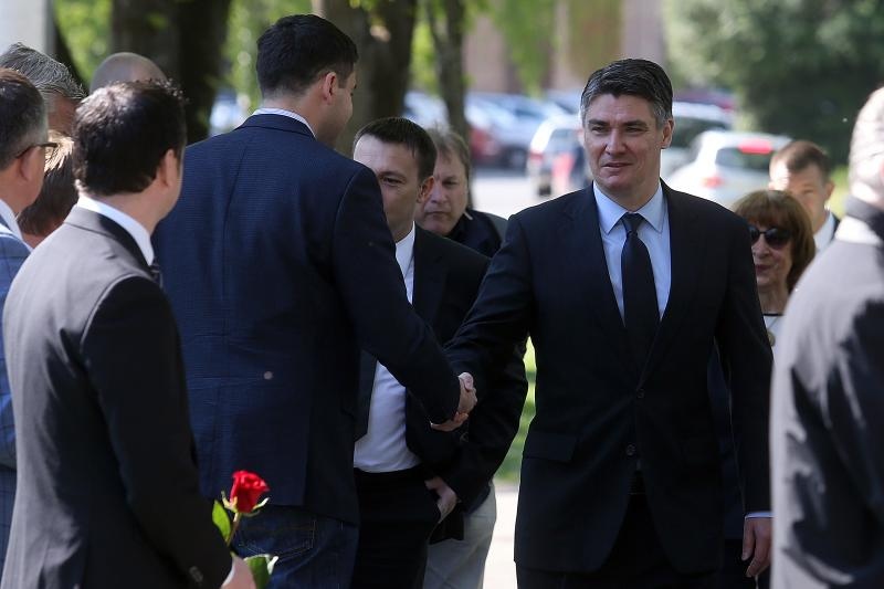 Izaslanstvo SDP-a položilo vijence prvom predsjedniku stranke Ivici Račanu Izaslanstvo SDP-a položilo vijence prvom predsjedniku stranke Ivici Račanu