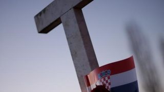 Vukovar: Lampioni osvjetljavaju 938 bijelih križeva na Memorijalnom groblju. Foto: Grgur Žućko/PIXSELL Vukovar: Lampioni osvjetljavaju 938 bijelih križeva na Memorijalnom groblju. Foto: Grgur Žućko/PIXSELL