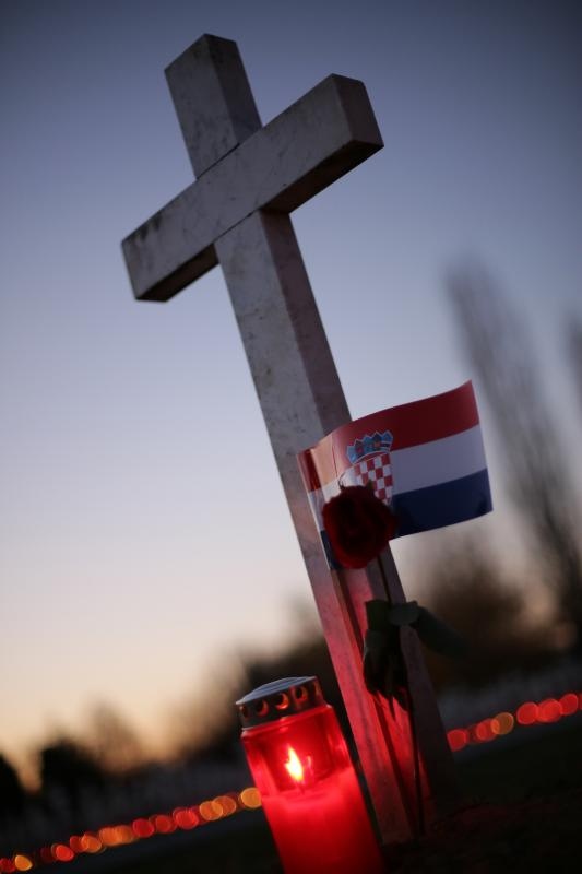 Vukovar: Lampioni osvjetljavaju 938 bijelih križeva na Memorijalnom groblju. Foto: Grgur Žućko/PIXSELL Vukovar: Lampioni osvjetljavaju 938 bijelih križeva na Memorijalnom groblju. Foto: Grgur Žućko/PIXSELL