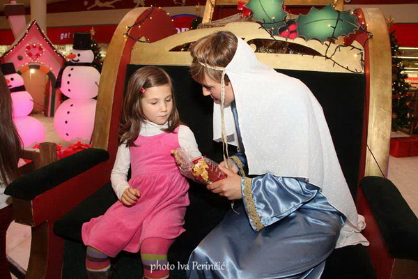 Sv. Luce razveselila mališane u Supernova centru, Foto: Iva Perinčić Sv. Luce razveselila mališane u Supernova centru, Foto: Iva Perinčić