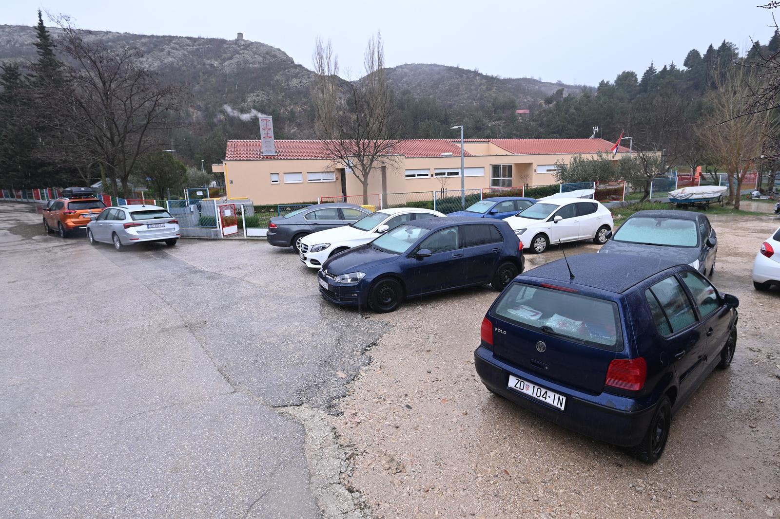 Snijeg i bura: Kolona vozila zaustavljena između Obrovca i Zatona obrovačkog