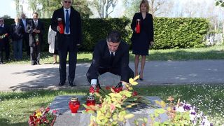 Izaslanstvo SDP-a položilo vijence prvom predsjedniku stranke Ivici Račanu Izaslanstvo SDP-a položilo vijence prvom predsjedniku stranke Ivici Račanu