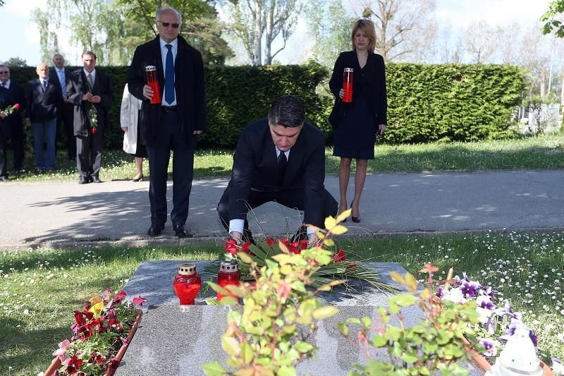 Izaslanstvo SDP-a položilo vijence prvom predsjedniku stranke Ivici Račanu Izaslanstvo SDP-a položilo vijence prvom predsjedniku stranke Ivici Račanu