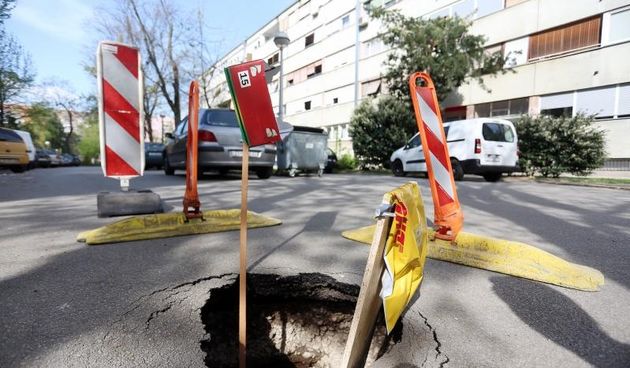 U ulici Vincenta iz Kastva u blizini kucnog broja 11 doslo je do urusavanja asfalta te stvaranje rupe. Photo: Borna Filic/PIXSELL