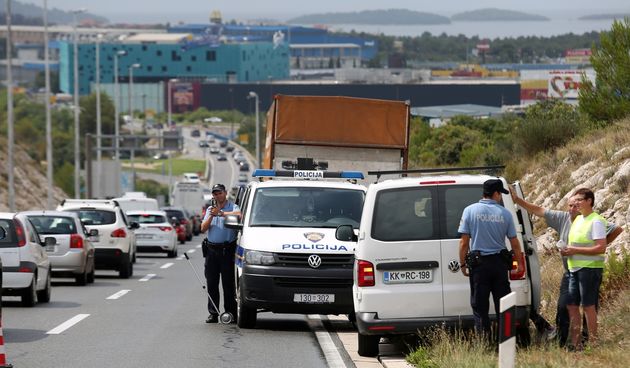 Prevrnuo se kombi na državnoj cesti D-8, u tijeku očevid