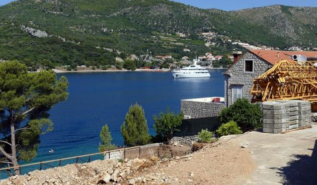 Jahta u Petara u vlasnistvu sefa formule 1 Bernia Ecclestona usidrena u u uvali Zaton. U mjestu Zaton bisa supruga Slavica Ecclestone je kupila kucu koja je u izgradnji. Photo: Zeljko Lukunic/PIXSELL