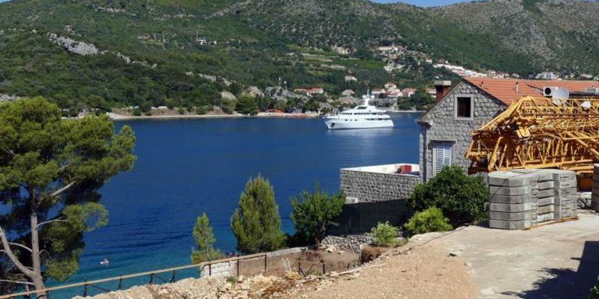 Jahta u Petara u vlasnistvu sefa formule 1 Bernia Ecclestona usidrena u u uvali Zaton. U mjestu Zaton bisa supruga Slavica Ecclestone je kupila kucu koja je u izgradnji. Photo: Zeljko Lukunic/PIXSELL