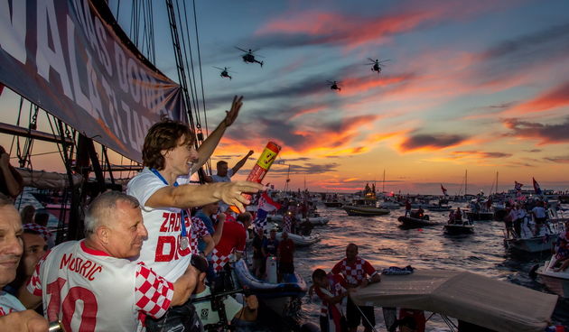 Veličanstven doček četvorice zadarskih Vatrenih od Gradskog mosta do Foruma