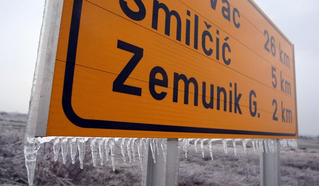Nevrijeme na zadarskom podrucju stvara probleme u prometu. Pada ledena kisa koja se povremeno ledi na cesti, a dublje u zaledju snijeg. Na slici: prometni znak kod Zemunika. Foto: Vladimir Ivanov / CROPIX