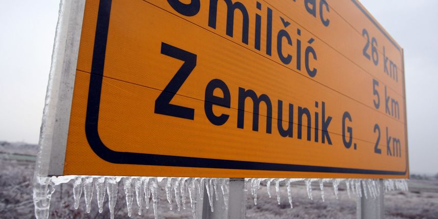 Nevrijeme na zadarskom podrucju stvara probleme u prometu. Pada ledena kisa koja se povremeno ledi na cesti, a dublje u zaledju snijeg. Na slici: prometni znak kod Zemunika. Foto: Vladimir Ivanov / CROPIX Nevrijeme na zadarskom podrucju stvara probleme u prometu. Pada ledena kisa koja se povremeno ledi na cesti, a dublje u zaledju snijeg. Na slici: prometni znak kod Zemunika. Foto: Vladimir Ivanov / CROPIX