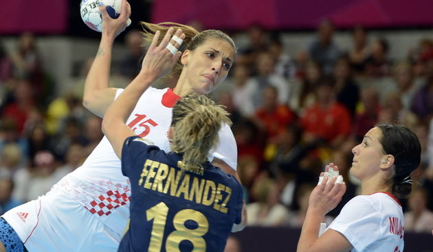 London, 070812.
Dvorana Copper Box.
Hrvatska zenska rukometna reprezentacija igra utakmicu cetvrtfinala protiv Spanjolske tokom Olimpijskih Igara u Londonu.
Na fotografiji: Andrea Penezic puca na gol.
Foto: Drago Sopta / CROPIX