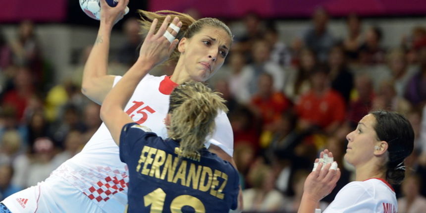 London, 070812.
Dvorana Copper Box.
Hrvatska zenska rukometna reprezentacija igra utakmicu cetvrtfinala protiv Spanjolske tokom Olimpijskih Igara u Londonu.
Na fotografiji: Andrea Penezic puca na gol.
Foto: Drago Sopta / CROPIX London, 070812.
Dvorana Copper Box.
Hrvatska zenska rukometna reprezentacija igra utakmicu cetvrtfinala protiv Spanjolske tokom Olimpijskih Igara u Londonu.
Na fotografiji: Andrea Penezic puca na gol.
Foto: Drago Sopta / CROPIX