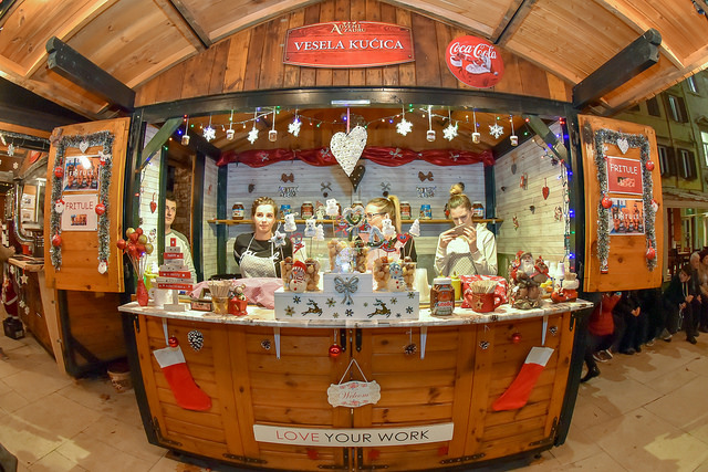 Deset tisuća posjetitelja uživalo u otvorenju Adventa u Zadru- koncertu Ivana Zaka i vatrometu