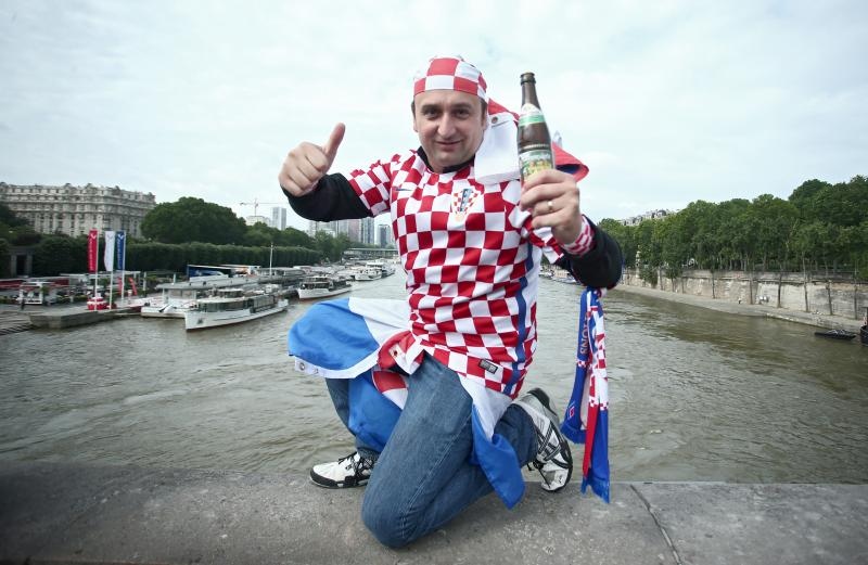 Euro 2016: Hrvatski navijači napravili fenomenalnu atmosferu u Parizu. Photo: Sanjin Strukić/PIXSELL Euro 2016: Hrvatski navijači napravili fenomenalnu atmosferu u Parizu. Photo: Sanjin Strukić/PIXSELL