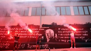 Veliki mural posvećen Oliveru Dragojeviću predstavljen uz bakljadu