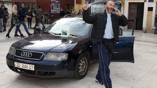 Policija spriječila Davora Dujića da zapali sebe i automobil na glavnom trgu Policija spriječila Davora Dujića da zapali sebe i automobil na glavnom trgu