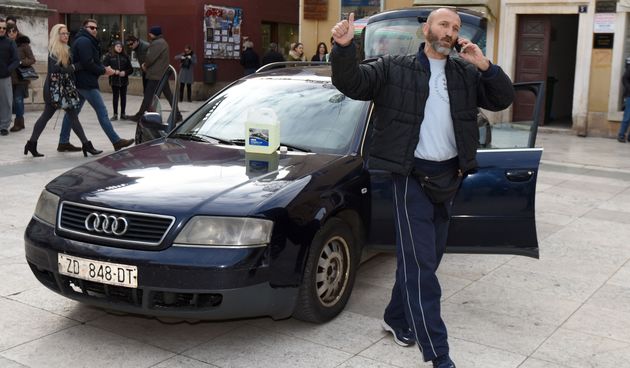 Policija spriječila Davora Dujića da zapali sebe i automobil na glavnom trgu