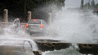 Zadar, 240711.
Obalom Kneza Trpimira u Zadru otezan je promet jer jak sjeverni vjetar razbija valove, koji nakon sto se razbiju od obalu padaju na prometnicu.
Foto : Vladimir Ivanov / CROPIX Zadar, 240711.
Obalom Kneza Trpimira u Zadru otezan je promet jer jak sjeverni vjetar razbija valove, koji nakon sto se razbiju od obalu padaju na prometnicu.
Foto : Vladimir Ivanov / CROPIX