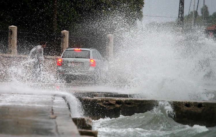 Zadar, 240711.
Obalom Kneza Trpimira u Zadru otezan je promet jer jak sjeverni vjetar razbija valove, koji nakon sto se razbiju od obalu padaju na prometnicu.
Foto : Vladimir Ivanov / CROPIX Zadar, 240711.
Obalom Kneza Trpimira u Zadru otezan je promet jer jak sjeverni vjetar razbija valove, koji nakon sto se razbiju od obalu padaju na prometnicu.
Foto : Vladimir Ivanov / CROPIX