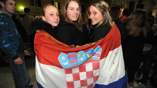 Zadar, 161112.
Kako je i najavljeno, na Narodnom trgu je oko 18h zapocelo organizirano slavlje povodom oslobodjenja generala Gotovine i Markaca. Do dugo u noc na pozornici ce se izmjenjivati brojni zadarski bendovi, klape i pjevaci poput Mladena Grdovica Zadar, 161112.
Kako je i najavljeno, na Narodnom trgu je oko 18h zapocelo organizirano slavlje povodom oslobodjenja generala Gotovine i Markaca. Do dugo u noc na pozornici ce se izmjenjivati brojni zadarski bendovi, klape i pjevaci poput Mladena Grdovica