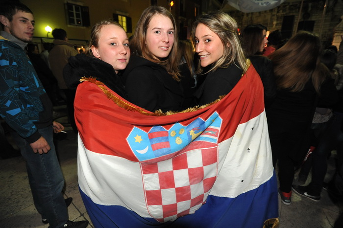 Zadar, 161112.
Kako je i najavljeno, na Narodnom trgu je oko 18h zapocelo organizirano slavlje povodom oslobodjenja generala Gotovine i Markaca. Do dugo u noc na pozornici ce se izmjenjivati brojni zadarski bendovi, klape i pjevaci poput Mladena Grdovica Zadar, 161112.
Kako je i najavljeno, na Narodnom trgu je oko 18h zapocelo organizirano slavlje povodom oslobodjenja generala Gotovine i Markaca. Do dugo u noc na pozornici ce se izmjenjivati brojni zadarski bendovi, klape i pjevaci poput Mladena Grdovica