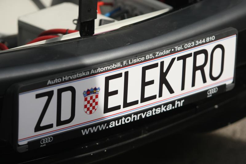 03.04.2014., Zadar – U Solarnom centru na Putu Murvice prezentirano je vozilo koje pokrece iskljucivo elektricna energija. Automobil su u cetiri mjeseca rada napravili ucenici Strukovne skole Vice Vlatkovica Valentino Raspovic, Andjelo Pastuovic i Toni 03.04.2014., Zadar – U Solarnom centru na Putu Murvice prezentirano je vozilo koje pokrece iskljucivo elektricna energija. Automobil su u cetiri mjeseca rada napravili ucenici Strukovne skole Vice Vlatkovica Valentino Raspovic, Andjelo Pastuovic i Toni