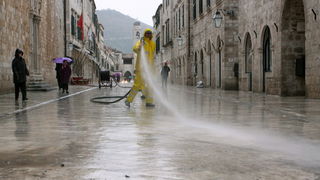 Dubrovnik, 221110.
Dubrovnik je jutros pogodio strahoviti prolom oblaka, uzrokovavsi poplave, “jezera” na ulicama i zastoje prometa.
Foto: Anton Hauswitschka / Dubrovacki Vjesnik / CROPIX