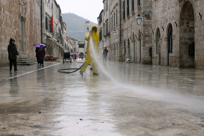 Dubrovnik, 221110.
Dubrovnik je jutros pogodio strahoviti prolom oblaka, uzrokovavsi poplave, “jezera” na ulicama i zastoje prometa.
Foto: Anton Hauswitschka / Dubrovacki Vjesnik / CROPIX