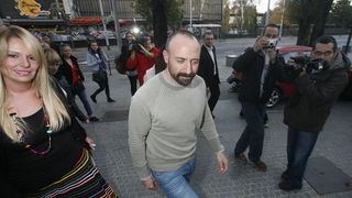 Zagreb, 071110.
Cibonin toranj, Agrokor.
U Zagreb je danas stigao glumac Halit Ergenc poznatiji kao Onur iz sapunice 1001 noc.
Na slici: Halita je ispred Agrokora docekala Iva Todoric.
Foto: Damjan Tadic / CROPIX Zagreb, 071110.
Cibonin toranj, Agrokor.
U Zagreb je danas stigao glumac Halit Ergenc poznatiji kao Onur iz sapunice 1001 noc.
Na slici: Halita je ispred Agrokora docekala Iva Todoric.
Foto: Damjan Tadic / CROPIX