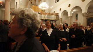 Zadar, 071010
Veceras u crkvi Sv. Sime zadarski nadbiskup Zelimir Puljic predao je relikvije (komad kosti sa noge) Svetog Simuna pravoslavcima – Teofilaktu metropolitu Jordana, vikaru za cijeli grcko-pravoslavni patrijarhat. Pravoslavcima je ovo obecao jo