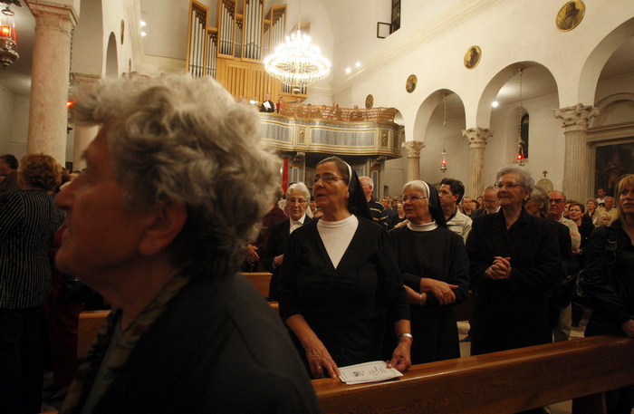 Zadar, 071010
Veceras u crkvi Sv. Sime zadarski nadbiskup Zelimir Puljic predao je relikvije (komad kosti sa noge) Svetog Simuna pravoslavcima – Teofilaktu metropolitu Jordana, vikaru za cijeli grcko-pravoslavni patrijarhat. Pravoslavcima je ovo obecao jo