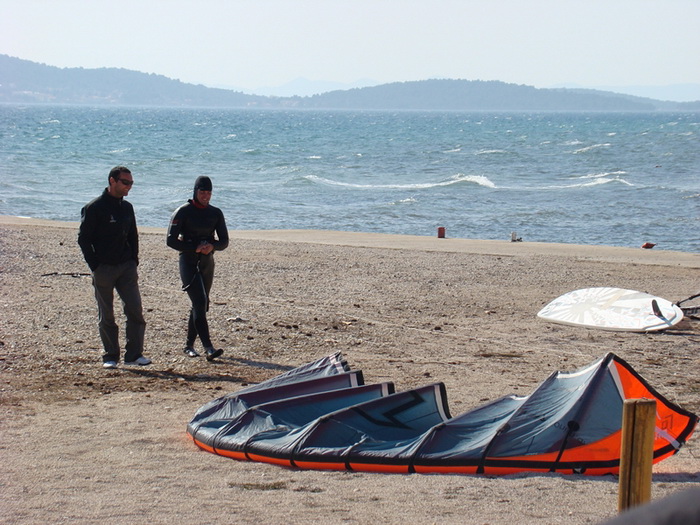 Druzenje uz surf i kite na plazi Makarska u Sukosanu Druzenje uz surf i kite na plazi Makarska u Sukosanu