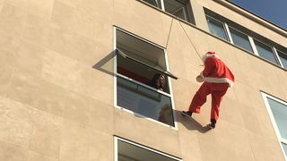 Spektakularno spuštanje Djeda Božićnjaka na Kalelargu Spektakularno spuštanje Djeda Božićnjaka na Kalelargu