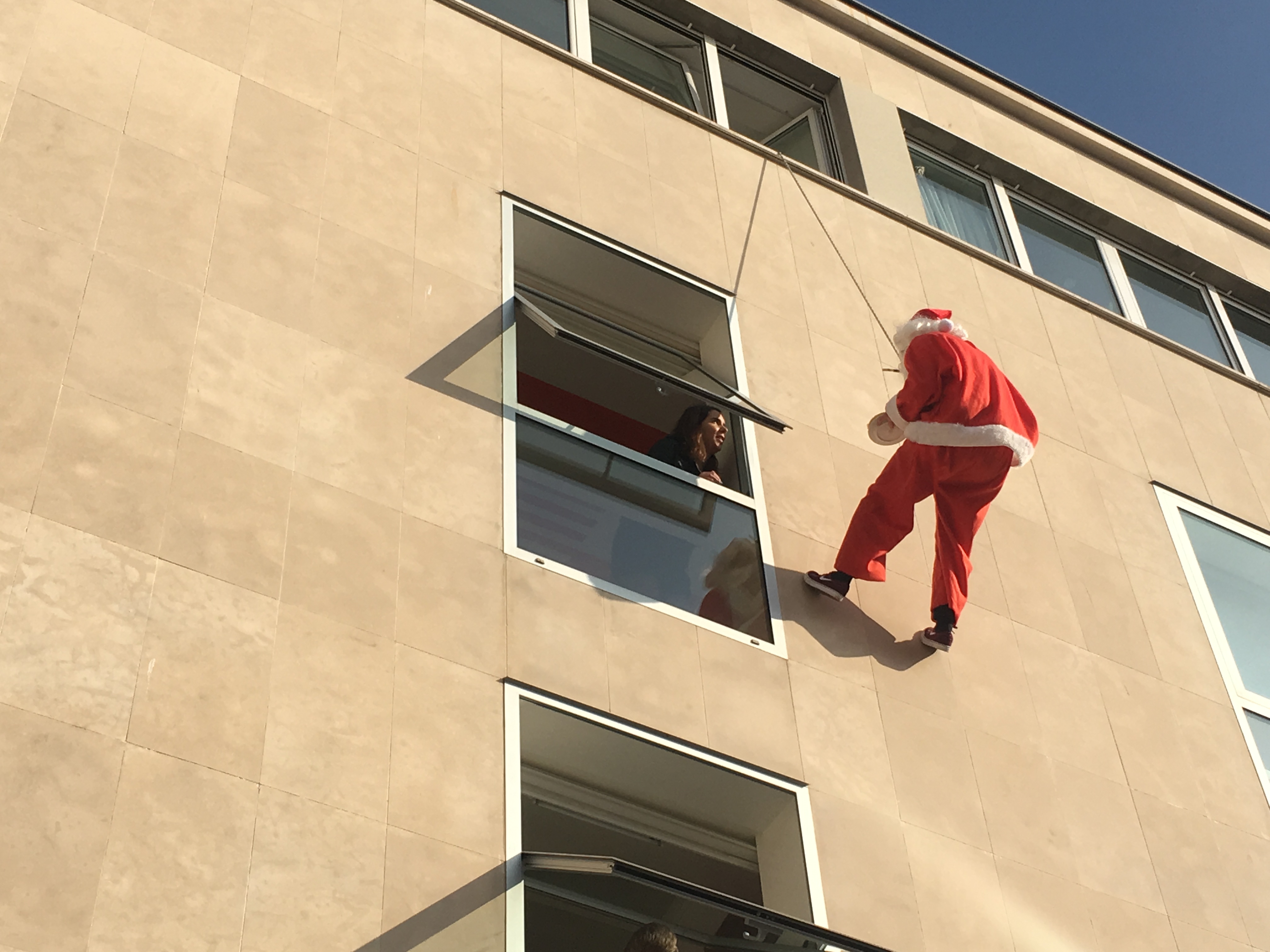 Spektakularno spuštanje Djeda Božićnjaka na Kalelargu Spektakularno spuštanje Djeda Božićnjaka na Kalelargu