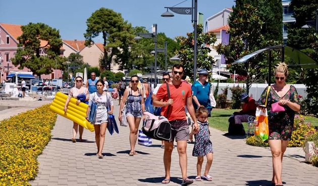 Biograd na moru, DHMZ. Vrucina. ljeto, kupanje, sunčanje, plaža, turisti, turizam, skuter