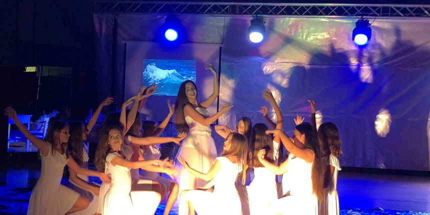 Legenda o Buri oduševila ljubitelje plesne i dramske umjetnosti u Novalji Legenda o Buri oduševila ljubitelje plesne i dramske umjetnosti u Novalji