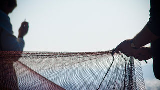 Ribar krpa mrižu svoju (foto:Saša Čuka) Ribar krpa mrižu svoju (foto:Saša Čuka)