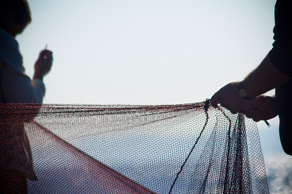 Ribar krpa mrižu svoju (foto:Saša Čuka) Ribar krpa mrižu svoju (foto:Saša Čuka)