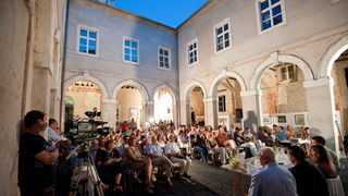 Zadar, 220812.
Dr. Nela Srsen je veceras u Knezevoj palaci u drustvu kolega lijecnika i izlijecenih pacijenata predstavila svoju knjigu “Rak na dusi – Kako pobijediti bolest i izboriti se za zivot”.
Foto: Luka Gerlanc / CROPIX Zadar, 220812.
Dr. Nela Srsen je veceras u Knezevoj palaci u drustvu kolega lijecnika i izlijecenih pacijenata predstavila svoju knjigu “Rak na dusi – Kako pobijediti bolest i izboriti se za zivot”.
Foto: Luka Gerlanc / CROPIX