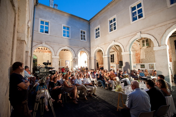 Zadar, 220812.
Dr. Nela Srsen je veceras u Knezevoj palaci u drustvu kolega lijecnika i izlijecenih pacijenata predstavila svoju knjigu “Rak na dusi – Kako pobijediti bolest i izboriti se za zivot”.
Foto: Luka Gerlanc / CROPIX Zadar, 220812.
Dr. Nela Srsen je veceras u Knezevoj palaci u drustvu kolega lijecnika i izlijecenih pacijenata predstavila svoju knjigu “Rak na dusi – Kako pobijediti bolest i izboriti se za zivot”.
Foto: Luka Gerlanc / CROPIX