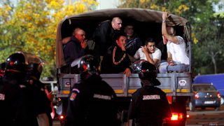 Temisvar, Rumunjska, 011009.
Stadion Dan Paltinisanu.
Europska liga, 2. kolo, nogometna utakmica Temisvar – Dinamo.
Na fotografiji: neredi prije pocetka utakmice. Navijaci potrpani u vojni kamion.
Foto: Ronald Gorsic / CROPIX Temisvar, Rumunjska, 011009.
Stadion Dan Paltinisanu.
Europska liga, 2. kolo, nogometna utakmica Temisvar – Dinamo.
Na fotografiji: neredi prije pocetka utakmice. Navijaci potrpani u vojni kamion.
Foto: Ronald Gorsic / CROPIX