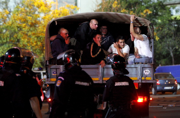 Temisvar, Rumunjska, 011009.
Stadion Dan Paltinisanu.
Europska liga, 2. kolo, nogometna utakmica Temisvar – Dinamo.
Na fotografiji: neredi prije pocetka utakmice. Navijaci potrpani u vojni kamion.
Foto: Ronald Gorsic / CROPIX Temisvar, Rumunjska, 011009.
Stadion Dan Paltinisanu.
Europska liga, 2. kolo, nogometna utakmica Temisvar – Dinamo.
Na fotografiji: neredi prije pocetka utakmice. Navijaci potrpani u vojni kamion.
Foto: Ronald Gorsic / CROPIX