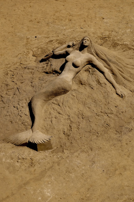 Lopar, 150612.
Nakon tri dana zavrsen je Prvi festival skulpture u pijesku
Najpjescanija plaza u Loparu, Rajska plaza ugostila je umjetnike i studente likovne akademije iz Zagreba na prvom festivalu skulpture u pijesku. Ukupno je izradjeno sedam skulptur Lopar, 150612.
Nakon tri dana zavrsen je Prvi festival skulpture u pijesku
Najpjescanija plaza u Loparu, Rajska plaza ugostila je umjetnike i studente likovne akademije iz Zagreba na prvom festivalu skulpture u pijesku. Ukupno je izradjeno sedam skulptur