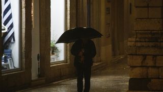 Kiša je potopila ulice grada. Jesen je stigla u svom svojem sjaju